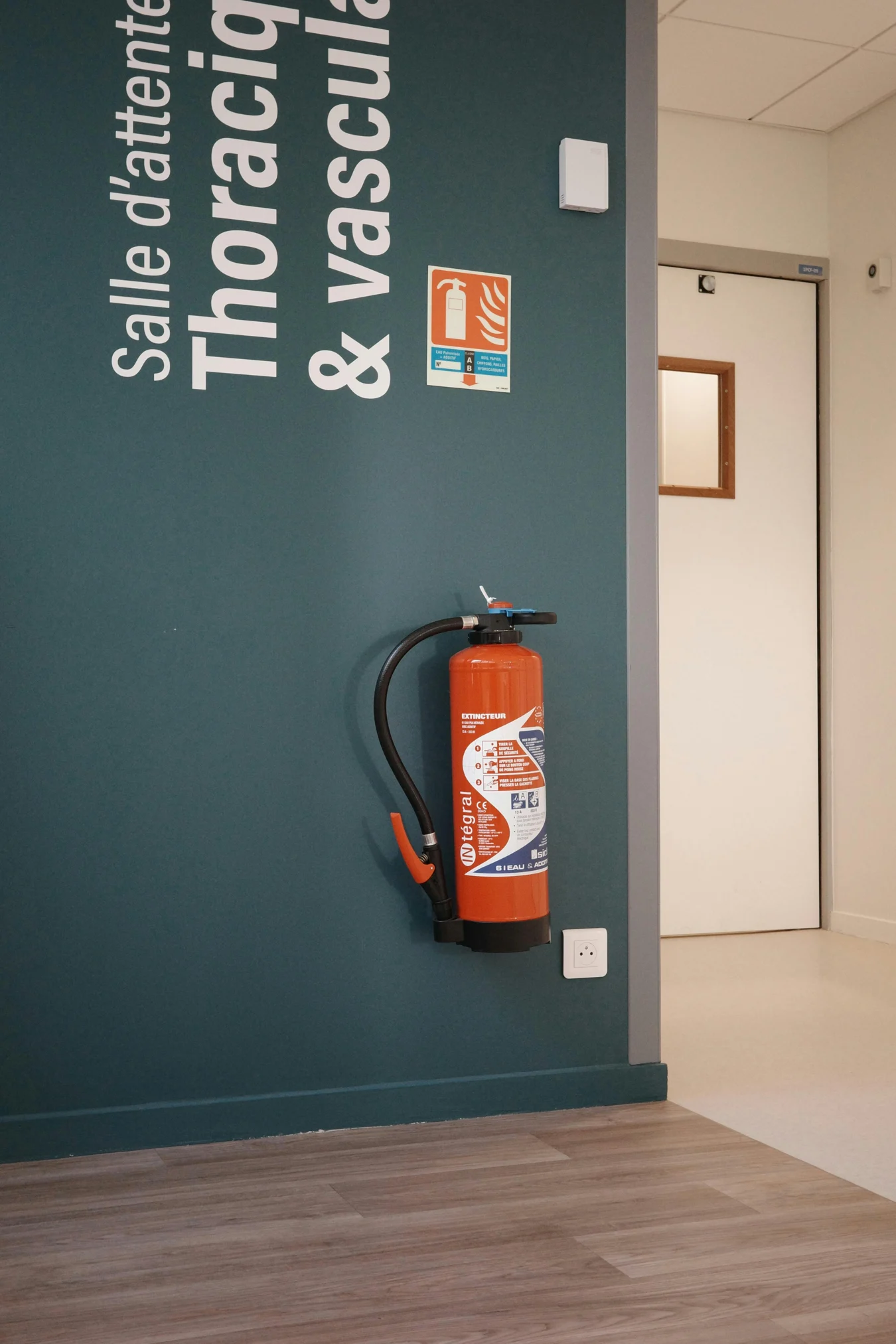 Extincteur et signalétique installés dans des locaux professionnels
